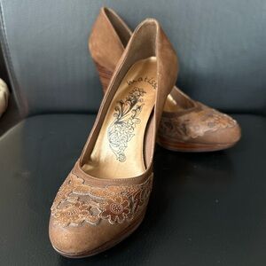 Matisse leather high heels with flower detail